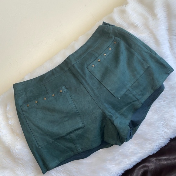 Moon River Pants - Moon River  Studded Faux Suede High Waisted festival Shorts Size L Hunter green